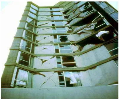 اشکالات اجرایی سازه بتنی؛ بررسی نواقص اجرایی ساختمان های بتنی(آپدیت 1405) 99 Figure 54 Diagonal crack in the shear wall 7 11zon