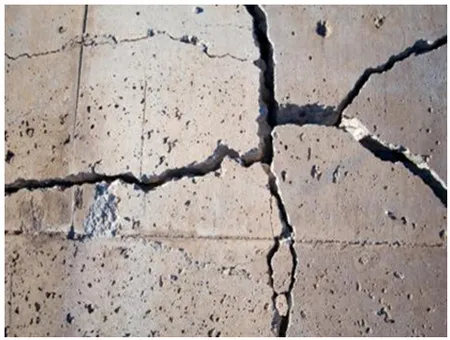 اشکالات اجرایی سازه بتنی؛ بررسی نواقص اجرایی ساختمان های بتنی(آپدیت 1405) 115 Figure 63 Cracking caused by alkaline reaction 11 11zon