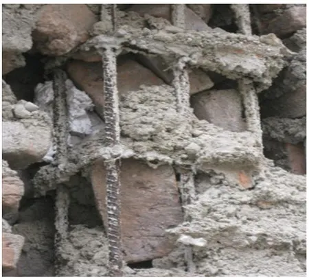اشکالات اجرایی سازه بتنی؛ بررسی نواقص اجرایی ساختمان های بتنی(آپدیت 1405) 127 Figure 71 Filling the column mold with bricks 18 11zon